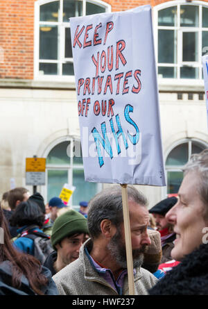 Tausende März aus Protest gegen Pläne für "beispiellose" Schnitte für den staatlichen Gesundheitsdienst NHS und betreibt in London, England, UK. 4. März 2017 Stockfoto