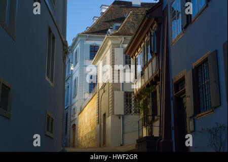 Blick auf eine Gasse mit historischen Gebäuden in der Altstadt von Basel Stockfoto