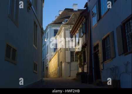 Blick auf eine Gasse mit historischen Gebäuden in der Altstadt von Basel Stockfoto