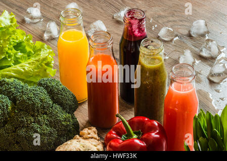 Detox-Diät. Gesunde Ernährung. Verschiedene bunte frische Säfte, Obst und Gemüse. Stockfoto