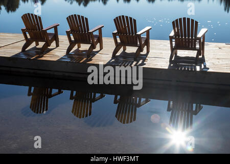 Stühle auf Dock, Künstler-See, See von Buchten, Ontario, Kanada Stockfoto