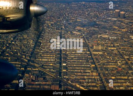 Luftbild mit Blick auf Nordwesten der Greenpoint, Williamsburg und East Williamsburg/Bushwick Viertel in Brooklyn, New York City, 1957. Rot-überprüft Maspeth Inhaber Gastanks werden oben rechts in Maspeth Avenue Vandervoort Avenue gesehen. Die New York City Housing Authority (NYCHA) Cooper Park Häuser sind sichtbar auf der linken Seite des Tanks über Morgan Avenue, die der Industriezone Süd durchzieht. Die Fahrbahn gesehen senkrecht im Zentrum Frame ist Wilson Avenue. Auf der rechten Seite des Wilson ist Knickerbocker und Irving Alleen, und auf der linken Seite ist Central Avenue. Unten links Stockfoto