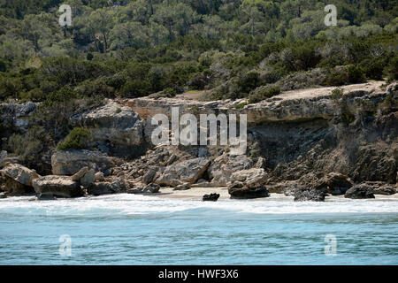 Ausgewaschene Felsen auf fallende bis zum Meer, Akamas Küste, Zypern Stockfoto