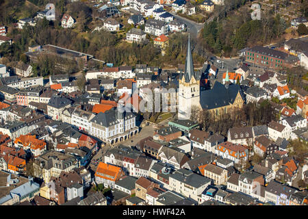 Übersicht der Mendener Innenstadt, alte Rathaus Menden, St.Vincenz Kirche, Marktplatz, Menden, Sauerland, Nordrhein-Westfalen, Deutschland Stockfoto