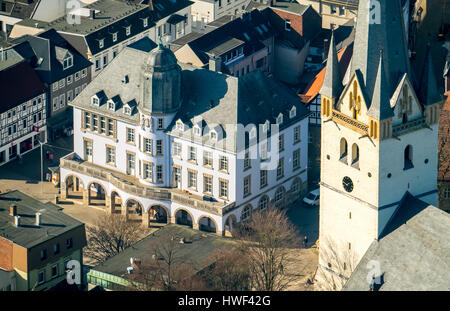 Übersicht der Mendener Innenstadt, alte Rathaus Menden, St.Vincenz Kirche, Marktplatz, Menden, Sauerland, Nordrhein-Westfalen, Deutschland Stockfoto