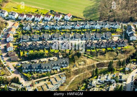 Doppelhäuser; Wohneigentum; -Häuser; Leben; Schönes Leben; Stadthäuser, Doppelhaushälften befinden sich Paul-Polzenberg-Weg, Klippe, Bezirk Velbert Stockfoto