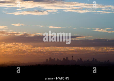 Sonnenaufgang über dem Hafen von Sydney und der Innenstadt von Sydney, Australien Stockfoto