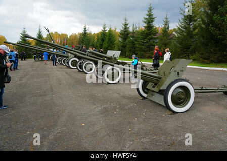 Nischni Tagil, Russland - 11. September 2015: Alte Artillerie-Kanonen. Geschichte Ausstellung über 10 internationale Jubiläumsausstellung des Arms, Military Equipmen Stockfoto