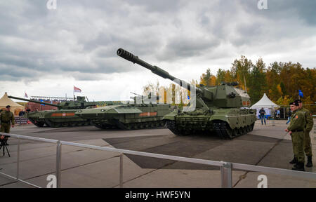 Nischni Tagil, Russland - 11. September 2015: T-14, T-15, 2S35 Koalitsiya-SV Armata Behältern ein Russe 5. Generation Kampfpanzer der Armata anhand Stockfoto