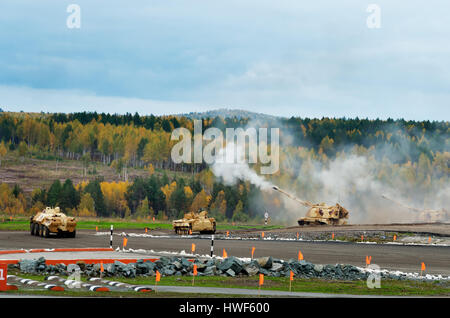 Nizhny Tagil, Russland - 11. September 2015: Engineering Militärfahrzeuge auf dem Schießplatz.  Anzeige der kämpfenden Möglichkeiten von Waffen und militärische Ausrüstung Stockfoto