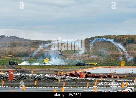 Nizhny Tagil, Russland - 11. September 2015: Engineering Militärfahrzeuge auf dem Schießplatz.  Anzeige der kämpfenden Möglichkeiten von Waffen und militärische Ausrüstung Stockfoto