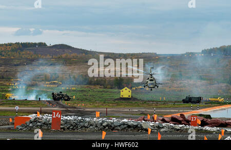 Nizhny Tagil, Russland - 11. September 2015: Engineering Militärfahrzeuge auf dem Schießplatz.  Anzeige der kämpfenden Möglichkeiten von Waffen und militärische Ausrüstung Stockfoto