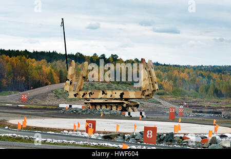 Nizhny Tagil, Russland - 11. September 2015: Gepanzertes Fahrzeug gestartet Brücke MTU-72 auf dem Schießplatz.  Darstellung der Möglichkeiten von Waffen und Milit kämpfen Stockfoto