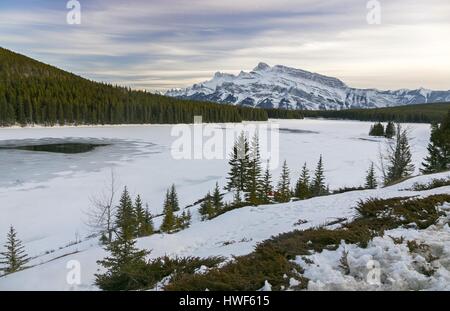 Erster Frühlingstag am Two Jack Lake in Banff Nationalpark mit Blick auf Rundle Mountain Range in Kanada Rocky Mountains Stockfoto