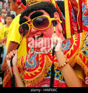 KAOHSIUNG, TAIWAN--15. August 2015: ein Tänzer in einem modernisierten Kostüm der chinesischen dritten Prince Tradition führt Techno-Dance-Moves bei einem lokalen Te Stockfoto