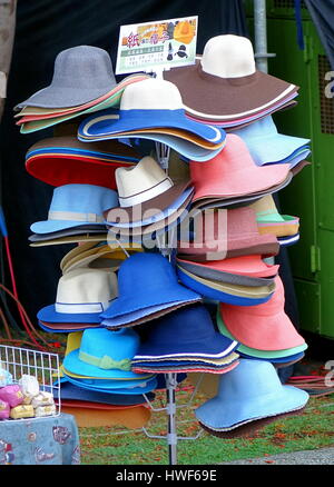 KAOHSIUNG, TAIWAN--14. Juni 2015: ein Outdoor-Anbieter verkauft modische Hüte aus Papier gefertigt. Stockfoto