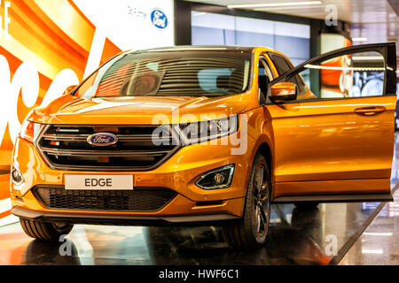 Rom, Italien - 12. Mai 2016: Ford Edge mittelgroße Crossover-SUV-Auto auf während die 2016 Ford Förderung ausgesetzt. Es ist eine geöffnete Tür erlauben brillant Stockfoto