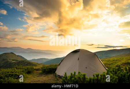 Tourist-Zelt in Höhe Bergen Sommer Sonnenuntergang Stockfoto