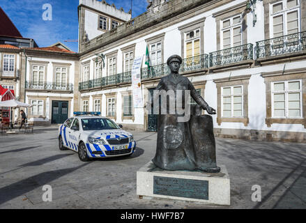 Allgemeinen der portugiesischen Luftwaffe Carlos Humberto da Silva Delgado Statue auf Alberto Platz (Praaa de Carlos Alberto) in Porto, Portugal Stockfoto