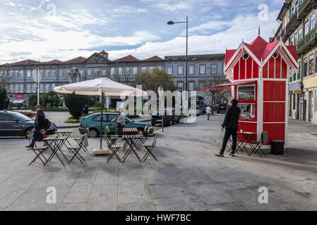 Eine berühmte lokale Quiosque da Ramadinha rot-Kiosk auf Carlos Alberto Platz (Praaa de Carlos Alberto) in Vitoria Zivilgemeinde der Stadt Porto, Portugal Stockfoto