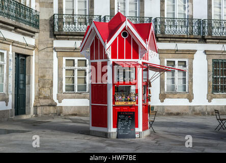 Eine berühmte lokale Quiosque da Ramadinha rot-Kiosk auf Carlos Alberto Platz (Praaa de Carlos Alberto) in Vitoria Zivilgemeinde der Stadt Porto, Portugal Stockfoto