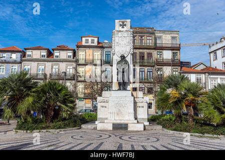 Carlos Alberto Square (Praaa de Carlos Alberto) mit Denkmal für die Toten des ersten Weltkriegs (Erster Weltkrieg) in Vitoria Pfarrei von Porto, Portugal Stockfoto