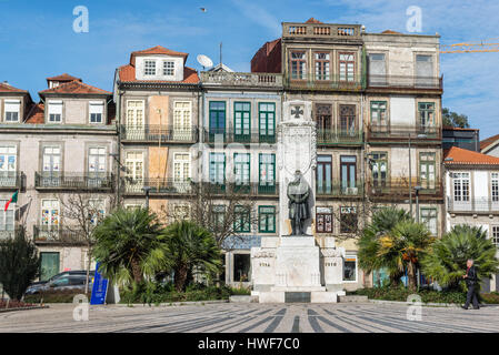 Carlos Alberto Square (Praaa de Carlos Alberto) mit Denkmal für die Toten des ersten Weltkriegs (Erster Weltkrieg) in Vitoria Pfarrei von Porto, Portugal Stockfoto