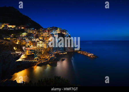 Manarola Darsteller Nacht. Dorf auf Klippe Felsen und Meer. Seelandschaft in Cinque Terre Nationalpark Cinque Terre, Ligurien Italien Europa. Stockfoto