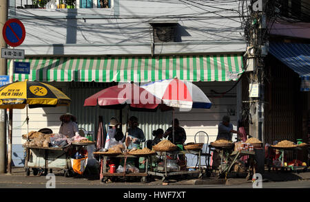 Ho-Chi-Minh-Stadt, Vietnam, verkaufen vietnamesische Volk Erdnuss auf Asphalt bei Binh Tay Markt unter freiem Himmel, Straßenhändler am Abend, Saigon, Vietnam Stockfoto