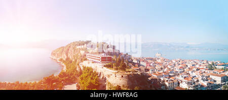 Blick von der Palmidi Festung auf die Altstadt von der Stadt Nafplion/Nauplia und am Argolischen Golf mit der Festung Bourtzi Insel. Stockfoto