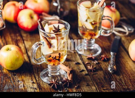 Hot Apple Cider Getränk mit Zutaten auf Tisch Stockfoto