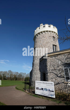 Die Sternwarte mit Blick auf die Clifton Bridge in Bristol Stockfoto