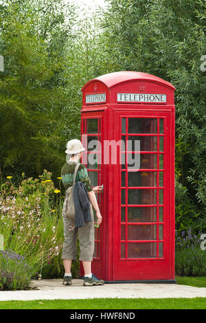Englische Telefonzelle, Frankreich, Royan, Les Jardins du Monde (die Gärten der Welt) Stockfoto