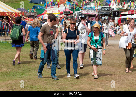 Massen und Familien zu Fuß durch die Anlage mit Zelten und Imbissbuden im Hintergrund der Hafen Eliot Festival Cornwall Stockfoto