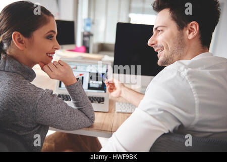 Geschäftsleute, die ihre Ideen austauschen Stockfoto