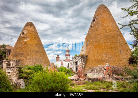 Ex-Hacienda Jaral de Berrios silos Kirche und Getreide, San Luis Potosi, Mexiko. Stockfoto
