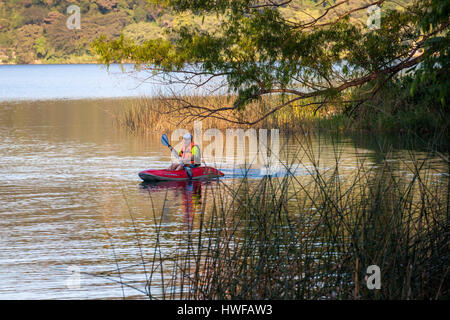Kajakfahrer erforscht den See bei Santa Maria del Oro in Nayarit, Mexiko. Stockfoto