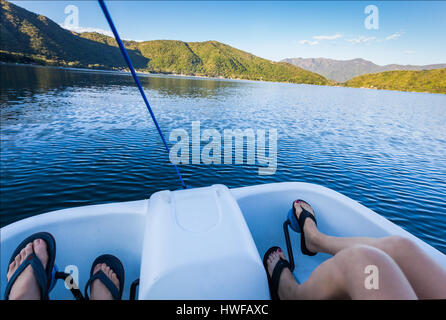 Zwei Personen Ruderbooten auf dem See bei Santa Maria del Oro in Nayarit, Mexiko. Stockfoto