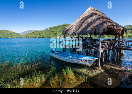 Palapa Fischrestaurant auf dem See bei Santa Maria del Oro in Nayarit, Mexiko. Stockfoto