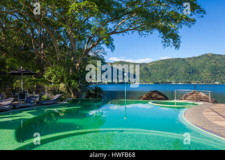 Infinity-Pool auf dem See bei Santa Maria del Oro in Nayarit, Mexiko. Stockfoto