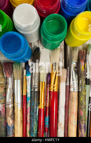 Aquarellfarben und Farbe Pinsel auf Holztisch Stockfoto