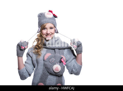 Schöne fröhliche Teenager-Mädchen tragen fuzzy Pullover, Schal, Handschuhe und Mütze isoliert auf weißem Hintergrund. Winterkleidung Stockfoto