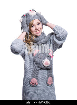 Schöne fröhliche Teenager-Mädchen tragen fuzzy Pullover, Schal, Handschuhe und Mütze isoliert auf weißem Hintergrund. Winterkleidung Stockfoto