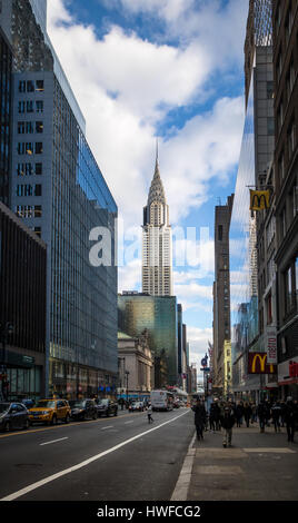 42nd Street in Manhattan und das Chrysler Building - New York, USA Stockfoto