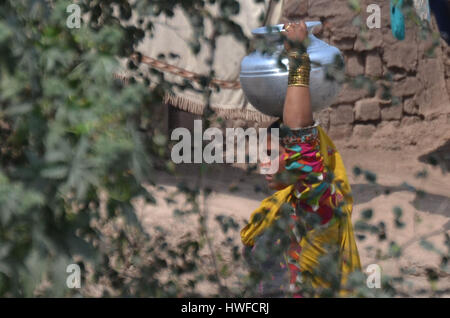 Lahore, Pakistan. 19. März 2017. Menschen in Pakistan beschäftigt sich in ihrer Arbeit an die Ufer des Flusses Ravi vor internationalen Weltwassertag. Internationalen Weltwassertag findet jährlich am 22. März die globale Aufmerksamkeit auf die Bedeutung des Wassers und Fürsprecher für nachhaltige Wasserwirtschaft, 1993, bezeichnet die Generalversammlung der Vereinten Nationen die erste World Water Day. Bildnachweis: Rana Sajid Hussain/Pacific Press/Alamy Live-Nachrichten Stockfoto