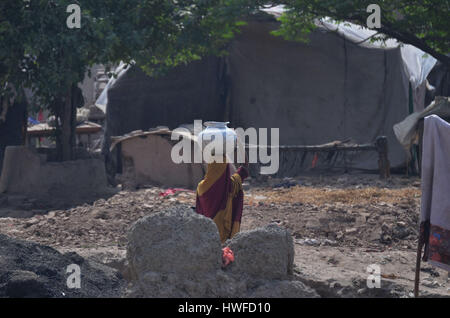 Lahore, Pakistan. 19. März 2017. Menschen in Pakistan beschäftigt sich in ihrer Arbeit an die Ufer des Flusses Ravi vor internationalen Weltwassertag. Internationalen Weltwassertag findet jährlich am 22. März die globale Aufmerksamkeit auf die Bedeutung des Wassers und Fürsprecher für nachhaltige Wasserwirtschaft, 1993, bezeichnet die Generalversammlung der Vereinten Nationen die erste World Water Day. Bildnachweis: Rana Sajid Hussain/Pacific Press/Alamy Live-Nachrichten Stockfoto