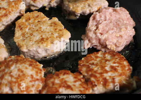gebratene Schnitzel, Fleisch, Hackfleisch in der Pfanne, traditionelle Küche Stockfoto