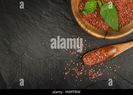 Hawaiian rote Salz auf einem Holzbrett. Verkauf von Gewürzen. Werbung für den Verkauf von Gewürzen Stockfoto