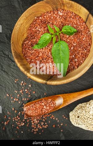 Hawaiian rote Salz auf einem Holzbrett. Verkauf von Gewürzen. Werbung für den Verkauf von Gewürzen Stockfoto