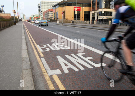 Radfahrer in leere Busspur im morgendlichen Stau Stadtzentrum von Belfast Nordirland Stockfoto